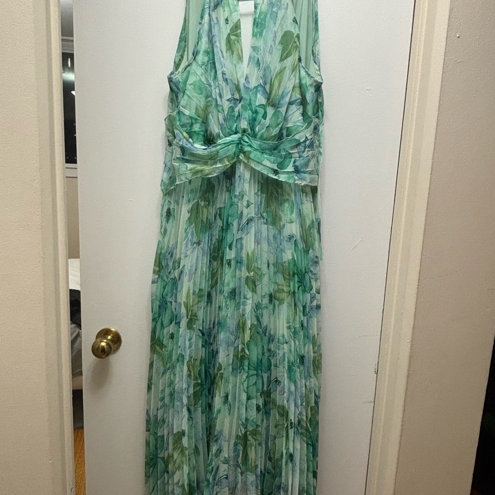 Elegant Floral Maxi Dress in Green